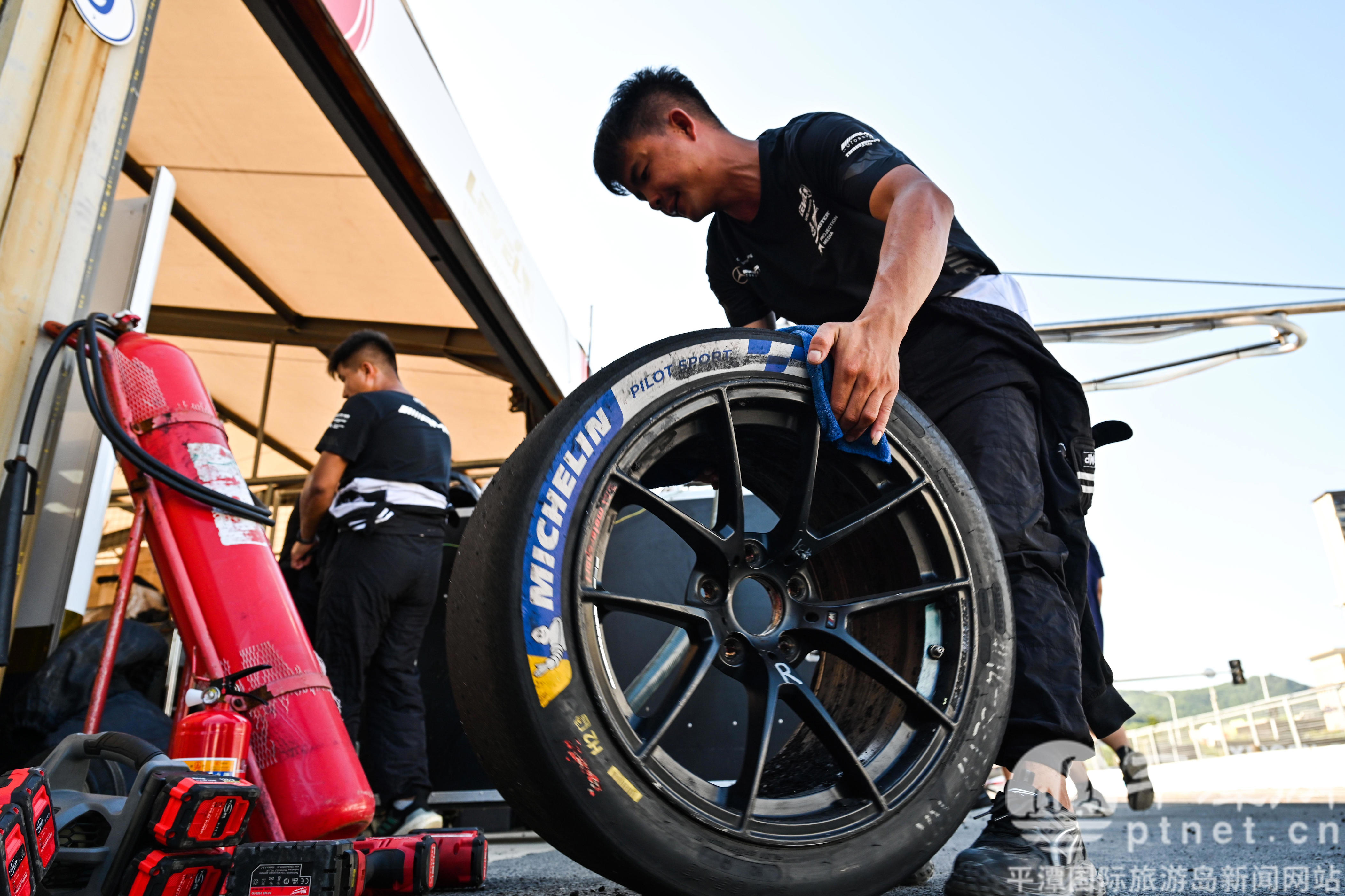 也通过赛车, 光巧妙结合 也通过赛车, 光巧妙结合